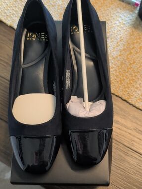 Jones New York Navy Blue 💙 Suede and Patent Cap-Toe Women’s Flat